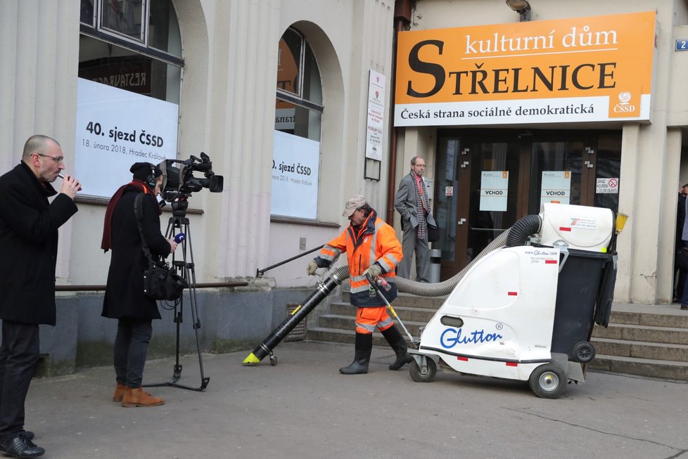 Úklid před začátkem 40. sjezdu ČSSD v Hradci Králové.