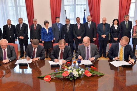 6. ledna 2014 došlo k podpisu koaliční smlouvy mezi ČSSD, ANO a KDU-ČSL