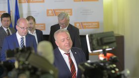 Bohuslav Sobotka oznámil na tiskové konferenci, že končí v čele ČSSD. Funkci za něj přebírá Milan Chovanec. Volebním lídrem bude Lubomír Zaorálek.