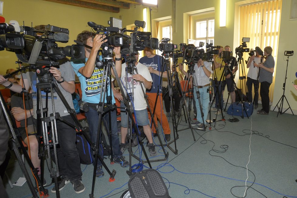 O tiskovou konferenci byl mezi novináři nebývalý zájem.