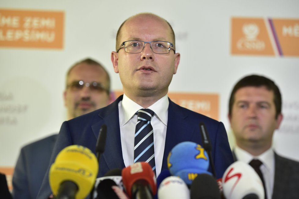 Bohuslav Sobotka oznámil na tiskové konferenci, že končí v čele ČSSD. Funkci za něj přebírá Milan Chovanec. Volebním lídrem bude Lubomír Zaorálek.