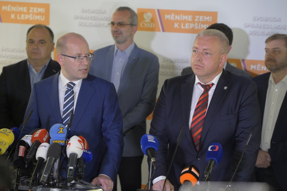 Bohuslav Sobotka oznámil na tiskové konferenci, že končí v čele ČSSD. Funkci za něj přebírá Milan Chovanec. Volebním lídrem bude Lubomír Zaorálek.