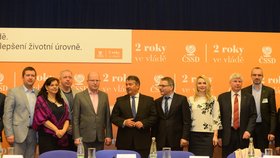 Vedení ČSSD v čele s premiérem Bohuslavem Sobotkou (čtvrtý zleva). Vpravo vedle něj německý vicekancléř Sigmar Gabriel
