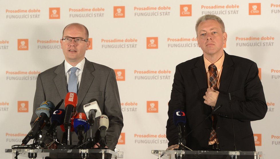 Hejtman Milan Chovanec (vpravo) na tiskové konferenci prozrazuje detaily schůzky pětice sociálních demokratů s prezidentem Zemanem