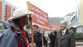 Bohuslavu Sobotkovi puč paradoxně prospěl v tom, že se zvedla vlna nespokojenosti u voličů, kteří se mu rozhodli dát najevo svou náklonnost. A tihle mu dokonce i zahráli na fujaru