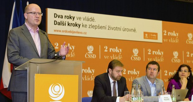 Sobotka chce rozdávat ze státního. Lékařům, učitelům i rodinám s dětmi