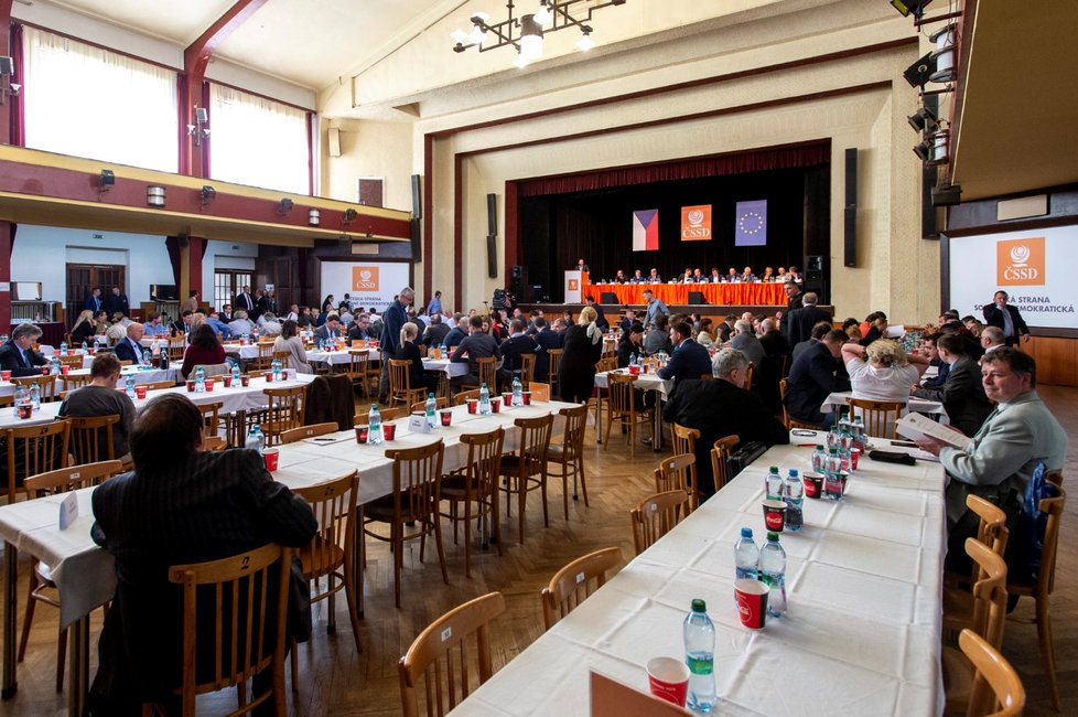 Sociální demokraté se teď ke svému rokování schází pravidelně v kulturním domě Střelnice v Hradci Králové, který straně patří. 