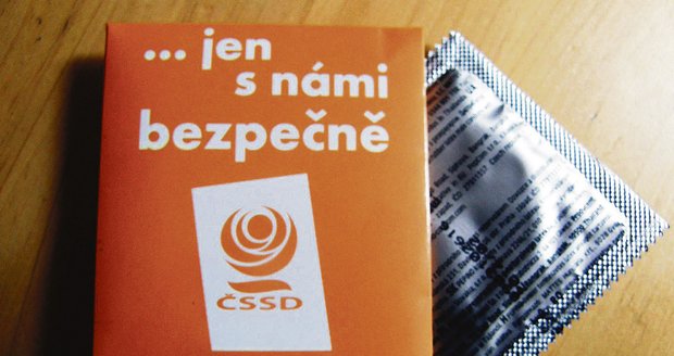 Kondomy ČSSD nechala zabalit do oranžové krabičky