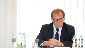 Rada ČT volí nového generálního ředitele: Martin Konrád. (7. 7.)