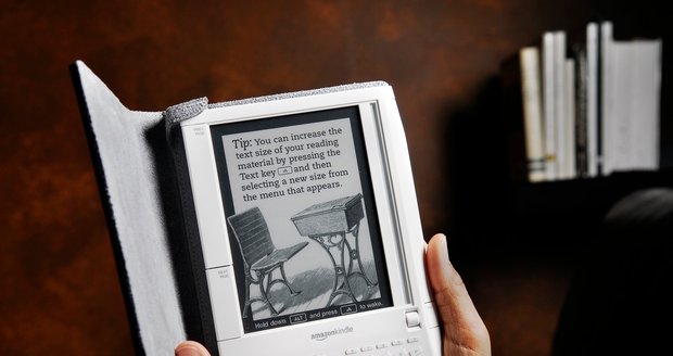 Čtenáři, kteří používají elektronické čtečky knih, si z příběhu pamatují méně než ti, kteří čtou klasické knihy.