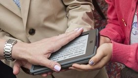 Velvyslankyně USA ve Švýcarsku Suzi LeVine přísahala jako první americký velvyslanec na čtečku Kindle s Ústavou USA.