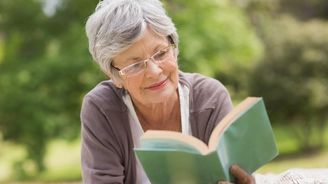 Vědci: Lidé, kteří často čtou, se dožívají vyššího věku