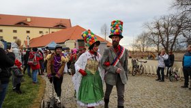 Průvod masek a pravá nefalšovaná zabijačka: Masopust oživil Ctěnický zámecký areál