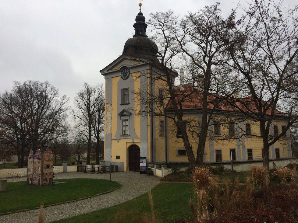 Výstava je umístěna v malebném zámku, který uchvátí jak svým vzhledem, tak i pozoruhodnými interiéry. K nahlédnutí je i expozice o jeho historii.