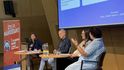 Liberecká debata na téma Čtení pro radost jako základ zdravé společnosti. Moderuje Kateřina Kadlecová (vlevo), diskutují Martin Vopěnka, spisovatel a autor více než třicítky knížek pro dospělé i pro děti, Veronika Fiedlerová, psycholožka a zakladatelka projektu Terapie čtením, a Petra Kumstová, učitelka a pedagogická konzultantka projektu Pomáháme školám k úspěchu Liberecká debata na téma Čtení pro radost jako základ zdravé společnosti. Moderuje Kateřina Kadlecová (vlevo), diskutují Martin Vopěnka, spisovatel a autor více než třicítky knížek pro dospělé i pro děti, Veronika Fiedlerová, psycholožka a zakladatelka projektu Terapie čtením, a Petra Kumstová, učitelka a pedagogická konzultantka projektu Pomáháme školám k úspěchu