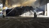 Obří požár na Tachovsku: Hoří sklad sena. Škoda 3,5 milionu