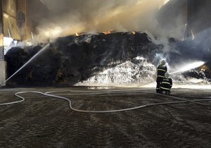 Hasiči bojují ve Ctiboři na Tachovsku s rozsáhlým požárem ocelové kolny plné sena.