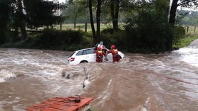 Řidič ve Ctiboři vjel do rozvodněné Blanice: Auto skončilo zaklíněné mezi kameny