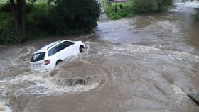 Řidič u Ctiboři vjel do rozvodněné řeky Blanice.