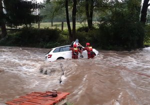 Řidič u Ctiboři vjel do rozvodněné řeky Blanice.