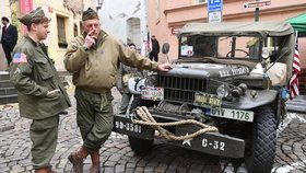 Příznivci historické techniky si v Praze 28. dubna každoroční jízdou historických vojenských vozidel připomněli konec druhé světové války.