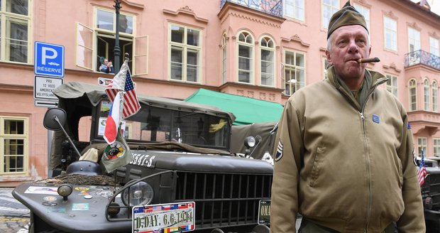 Příznivci historické techniky si v Praze 28. dubna každoroční jízdou historických vojenských vozidel připomněli konec druhé světové války.