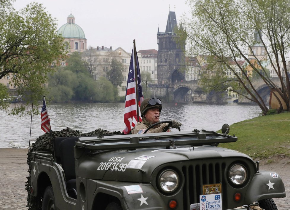 Příznivci historické techniky si v Praze 28. dubna každoroční jízdou historických vojenských vozidel připomněli konec druhé světové války.