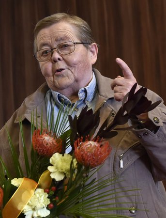 Ve věku 82 let zemřel v noci na 5. června 2020 novinář a signatář Charty 77 Jiří Hanák, který bývá označován za doyena českých sloupkařů