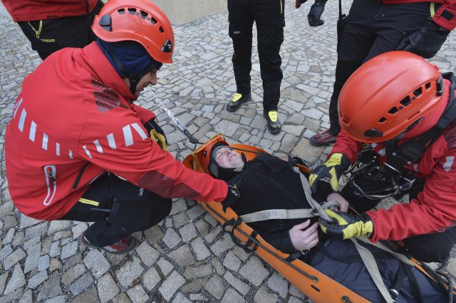 Pražští hasiči společně se zaměstnanci Muzea hlavního města Prahy dnes nacvičovali požární poplach a evakuaci z Petřínské rozhledny. Cílem bylo procvičit způsob vyhlášení poplachu elektronickým požárním systémem a prověřit přístupové možnosti hasičské techniky k věži a bludišti.