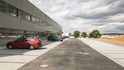 Skladové centrum Daimleru bude mít 229 tisíc metrů čtverečních. To je téměř dvojnásobek toho, co si v Dobrovízi u Prahy pronajímá internetový gigant Amazon. (ilustrační foto)