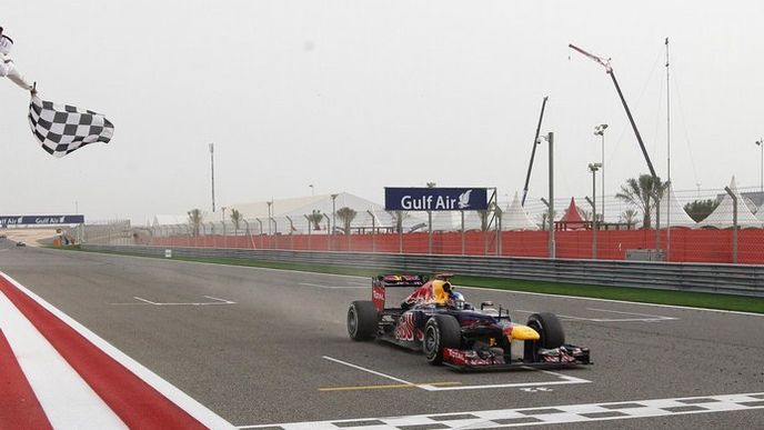 Čtvrtý závod, čtvrtý vítěz - v Bahrajnu vítězí Vettel!