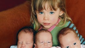 Netradiční čtyřčata: Alice drží své sourozence Noaha, Maisy a Niamh (zleva)