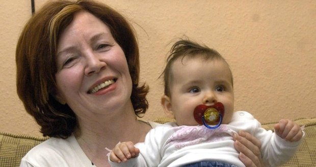 Pětašedesátiletá Berlíňanka Annegret Raunigk teď čeká čtyřčata