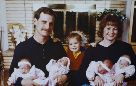 1993: Právě narozená čtyřčata s rodiči a bratrem.