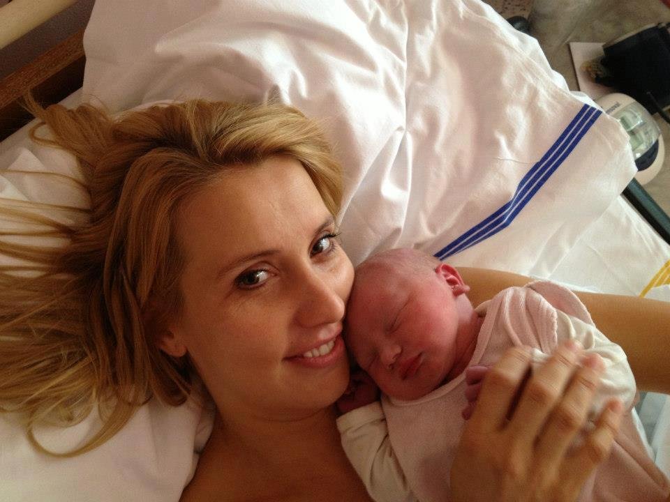 Věra s dcerkou Isabelle Capri těsně po porodu.