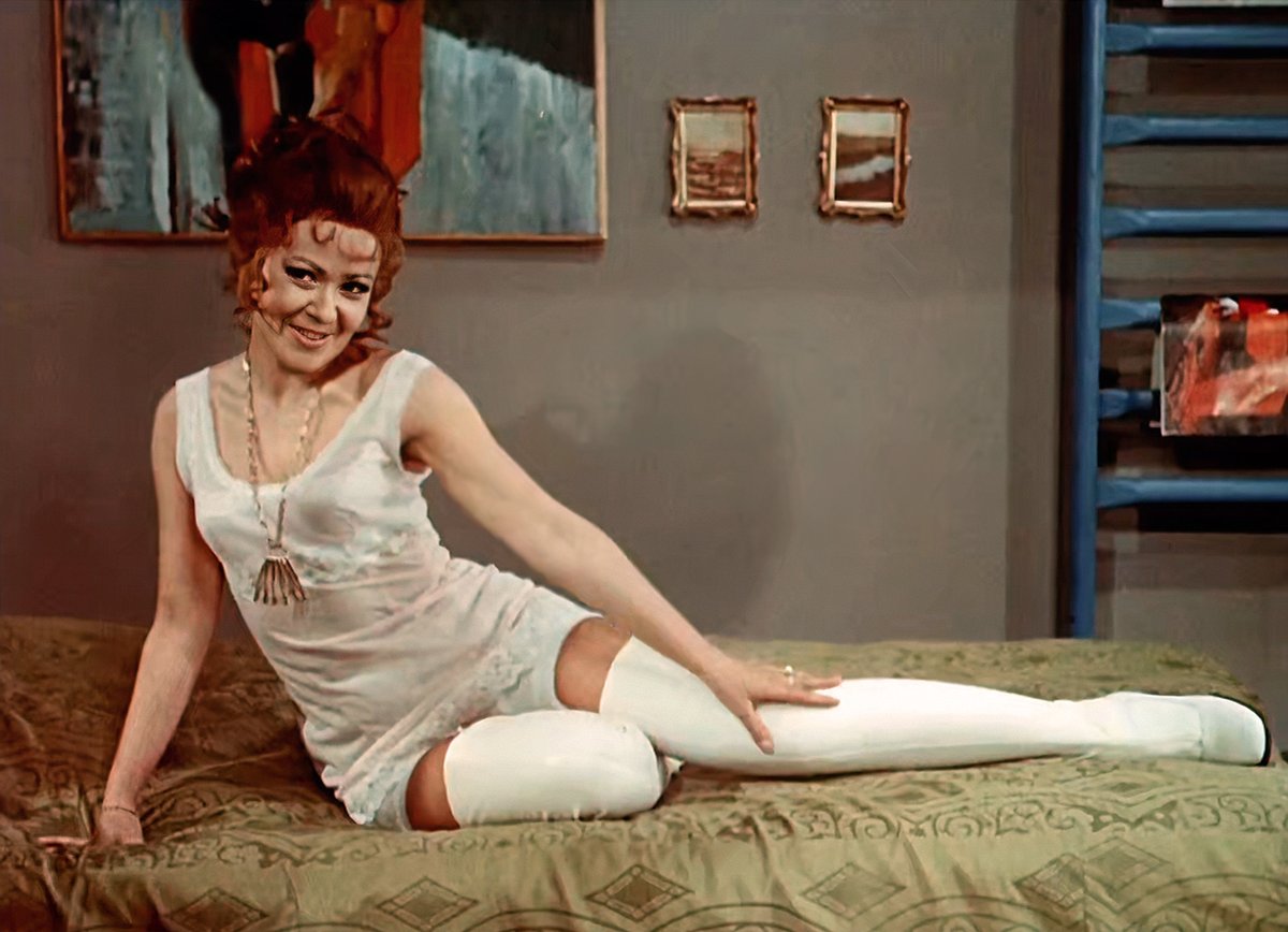 Jiřina Bohdalová jako Sabrina v komedii Čtyři vraždy stačí, drahoušku!