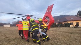 O život muže (52) malého chlapce (7) a dívky (10) bojovali záchranáři v Metylovicích. Převrátila se s nimi čtyřkolka. Všichni skončili s těžkým zraněním v nemocnici.