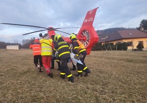 O život muže (52) malého chlapce (7) a dívky (10) bojovali záchranáři v Metylovicích. Převrátila se s nimi čtyřkolka. Všichni skončili s těžkým zraněním v nemocnici.