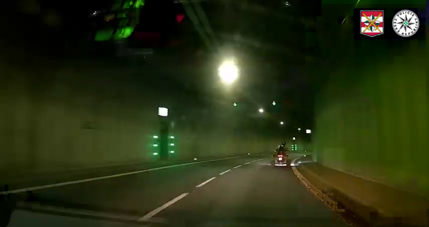 V Husovickém tunelu šlápnul řidič čtyřkolky na plyn, policisty ale nesetřásl.