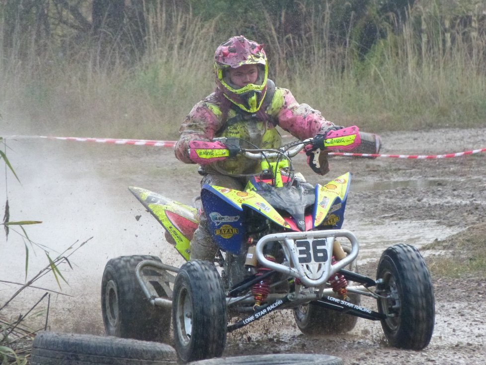 Markéta Krejzlová na trati, už na silnější čtyřkolce Yamaha 250.