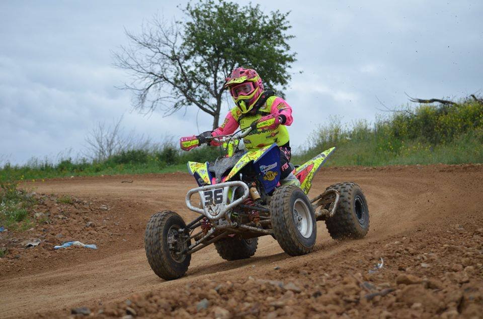 Markéta Krejzlová na trati, už na silnější čtyřkolce Yamaha 250.