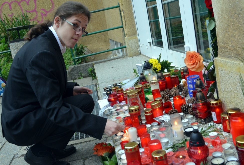 Bývalý žák zabité učitelky Martin Macháček zapálil na pietním místě svíčku.