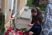 Lidé zapalují svíčky u školy, kde učila zabitá kantorka