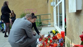 U školy, kde učila zavražděná učitelka Veronika H., zapalovali lidé svíčky.