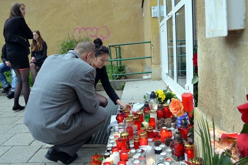 U školy, kde učila zavražděná učitelka Veronika H., zapalovali lidé svíčky.