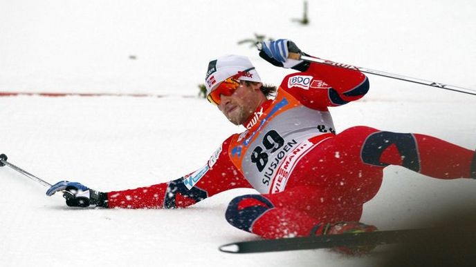 Čtyřnásobný mistr světa Petter Northug dojíždí druhý
do cíle závodu na 15 kilometrů. Žádná jiná zlatá medaile domácím neunikla