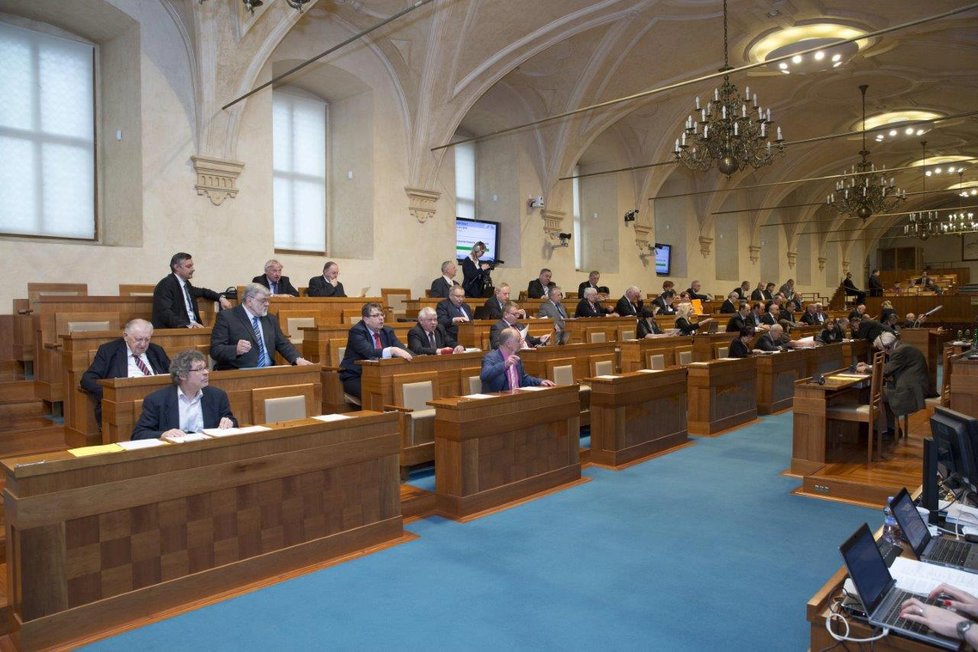 František Čuba (SPO) na jedné z posledních schůzí, které se zúčastnil loni na jaře. Od srpna 2016 na plénu nebyl.