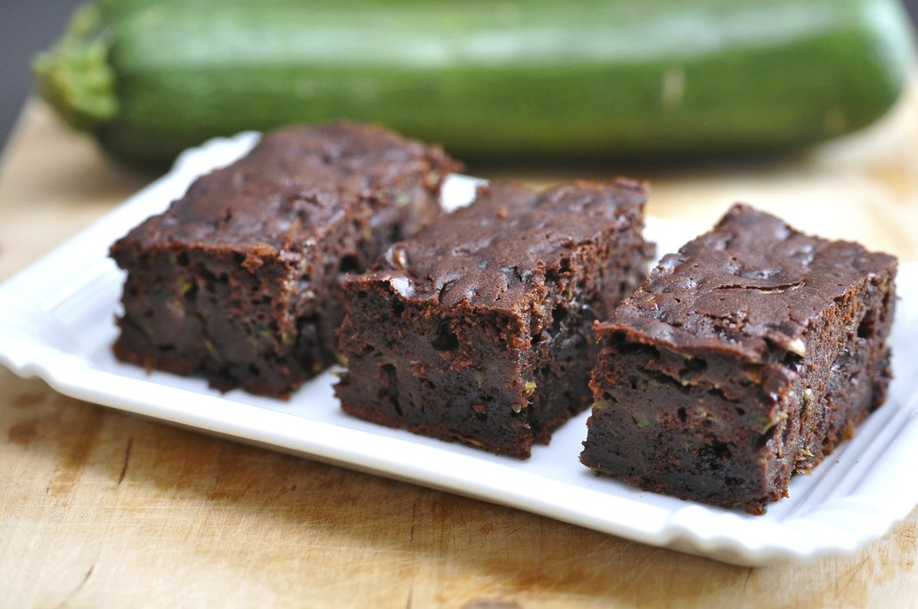 A pokud milujete hutné brownies plné čokolády, i do něj příště přidejte nastrouhanou cuketu. Nic tím nezkazíte