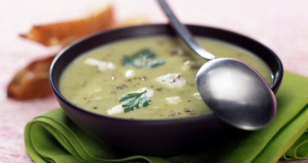 Cuketová polévka bude chutnat každému. Je zdravá a přitom velmi výživná.