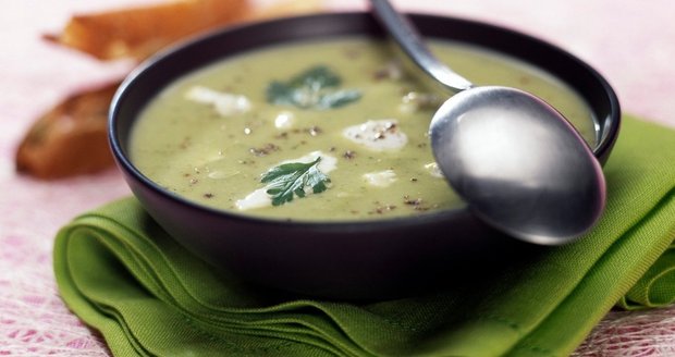 Cuketová polévka bude chutnat každému. Je zdravá a přitom velmi výživná.